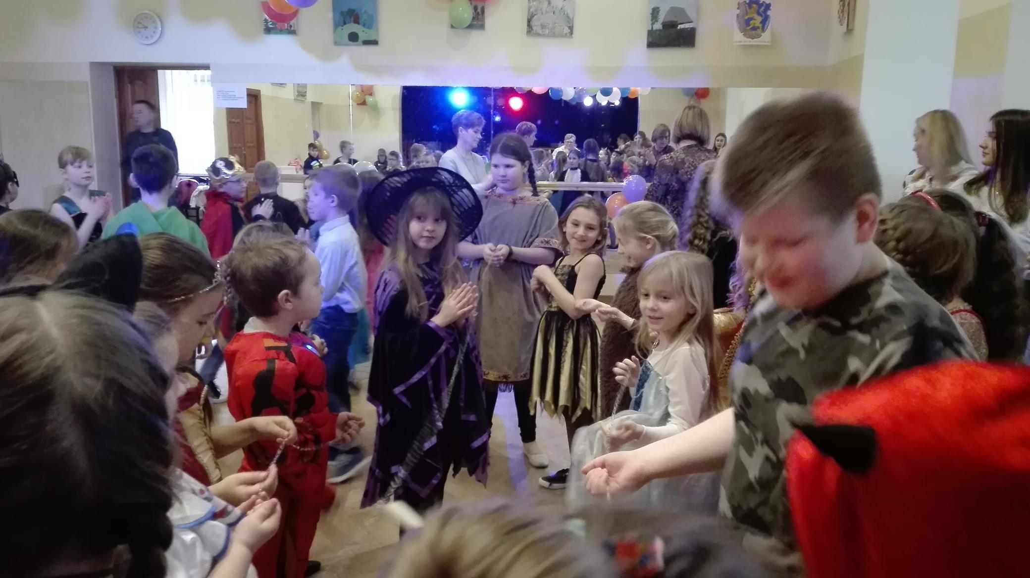 ZABAWA KARNAWAŁOWA UCZNIÓW KLAS I-III W SĘKOWEJ